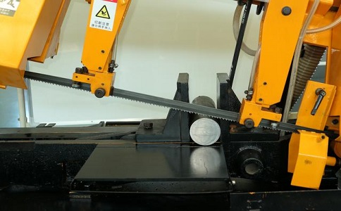 金秀数控带锯床自动送料精度会出现偏差吗？