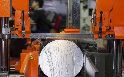 金秀立式金属带锯床切削出现跑带故障解决方法！